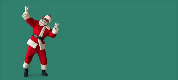 Fajny Taniec Santa Claus Zielonym Tle Miejsca Tekst — Zdjęcie stockowe