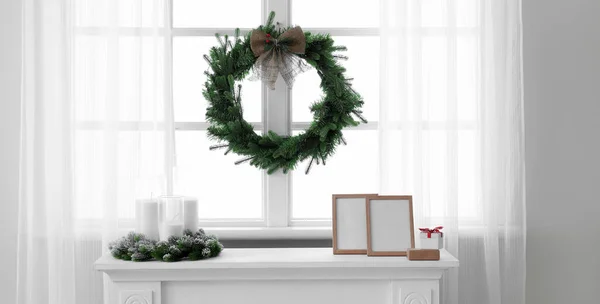 Beautiful Christmas Wreath Hanging Window Fireplace Room — Stock Photo, Image
