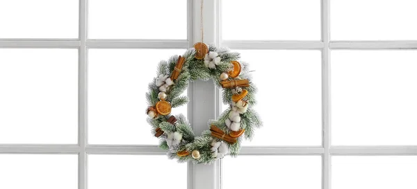 Krásné Vánoční Věnec Visí Okně Pokoji — Stock fotografie