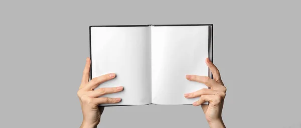 Hände Mit Leerem Buch Auf Grauem Hintergrund — Stockfoto