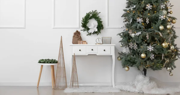 Interior Habitación Con Mesa Árbol Navidad Decoraciones —  Fotos de Stock