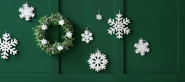Vánoční Věnec Krásné Sněhové Vločky Visící Zelené Zdi — Stock fotografie