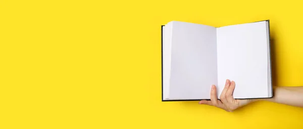 Ręczne Trzymanie Pustej Księgi Żółtym Tle Miejscem Tekst — Zdjęcie stockowe