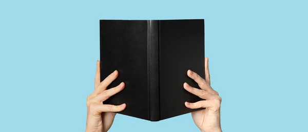 Hände Mit Leerem Buch Auf Hellblauem Hintergrund — Stockfoto