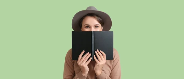 Pretty Young Woman Reading Book Green Background — Stock Photo, Image