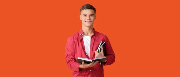Ragazzo Adolescente Con Libri Sfondo Arancione — Foto Stock