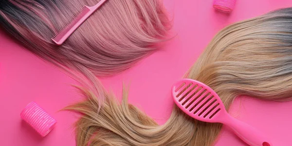 Parrucche Spazzole Pettini Bigodini Sfondo Rosa — Foto Stock