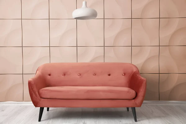 Stilvolles Sofa Der Nähe Beige Wand Zimmer — Stockfoto