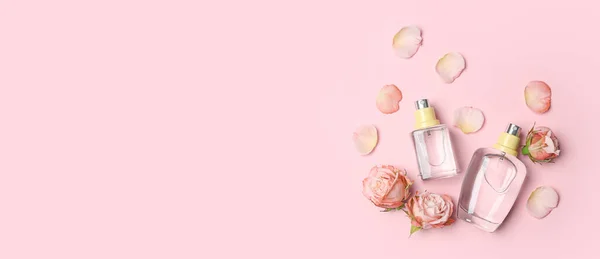 Flaschen Parfüm Und Rosenblüten Auf Rosa Hintergrund Mit Platz Für — Stockfoto