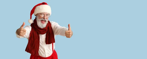 Cool Papai Noel Mostrando Thumb Fundo Azul Claro Com Espaço — Fotografia de Stock