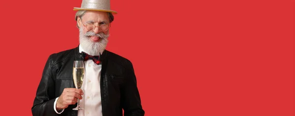Cool Santa Claus Läder Jacka Och Med Champagne Röd Bakgrund — Stockfoto