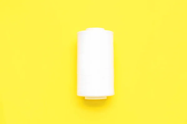 Λευκό Καρούλι Κλωστής Κίτρινο Φόντο — Φωτογραφία Αρχείου