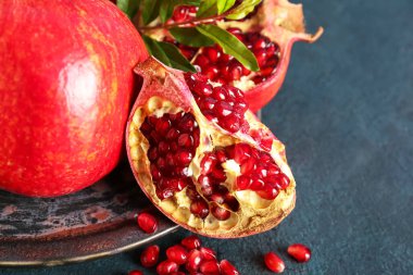 Renkli arka planda taze nar tabakası, yakın plan.