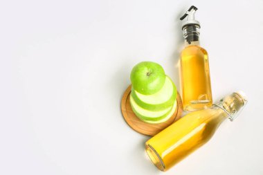 Hafif arkaplanda elma sirkesi şişeleri