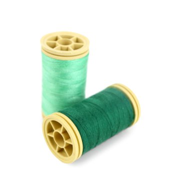 Beyaz arkaplanda yeşil iplik makaraları