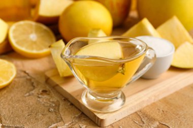 Sos sandığı elma sirkesi renkli masada, yakın plan.