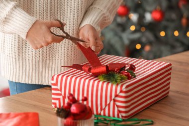 Masada Noel hediyesi paketi taşıyan kadın, yakın plan.