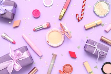 Leylak arka planında Noel hediyeli makyaj ürünleri