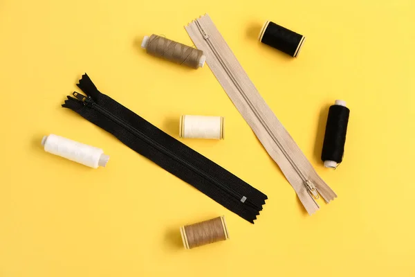 Thread Spools Zippers Yellow Background — Stock Photo, Image