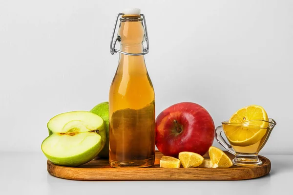 Wooden Board Bottle Apple Cider Vinegar Fresh Fruits Light Background — Stock Photo, Image