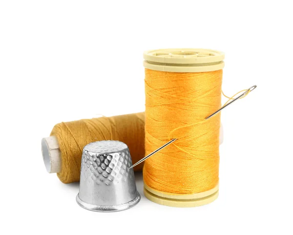 白い背景に糸のスプール 針とシンブル — ストック写真