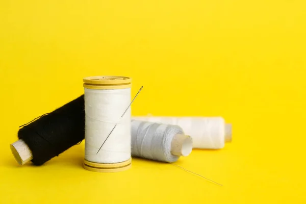 Thread Spools Needle Yellow Background — Stock Photo, Image