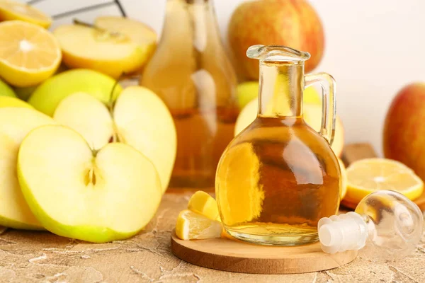 Jug Apple Cider Cuka Dan Buah Buahan Atas Meja Warna — Stok Foto