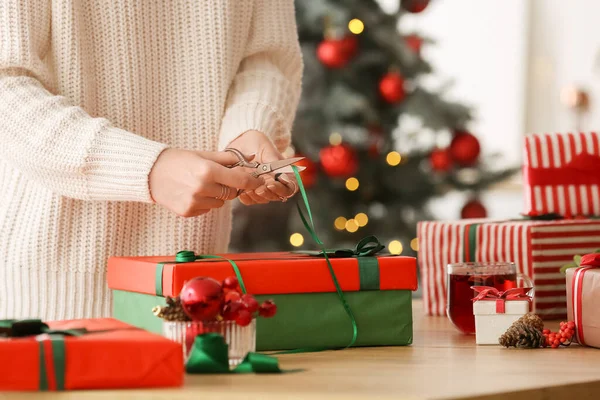 Mujer Embalaje Caja Regalo Navidad Mesa —  Fotos de Stock