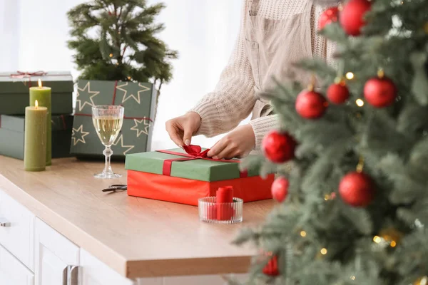 Woman Tying Bow Christmas Gift Box Table Kitchen — Stock Photo, Image