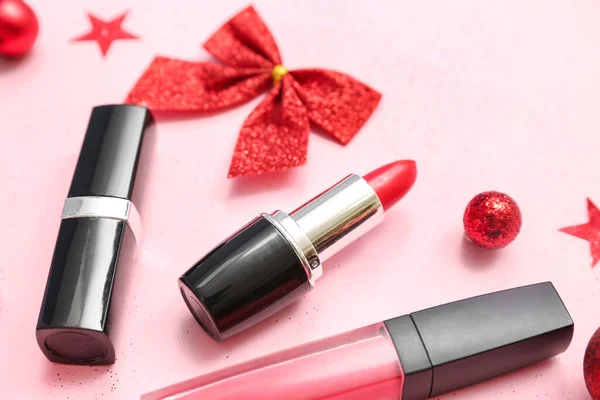 Lippenstifte Mit Weihnachtsdekor Auf Rosa Hintergrund Nahaufnahme — Stockfoto