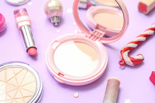 Produkty Makijażu Wystrojem Świątecznym Liliowym Tle Zbliżenie — Zdjęcie stockowe