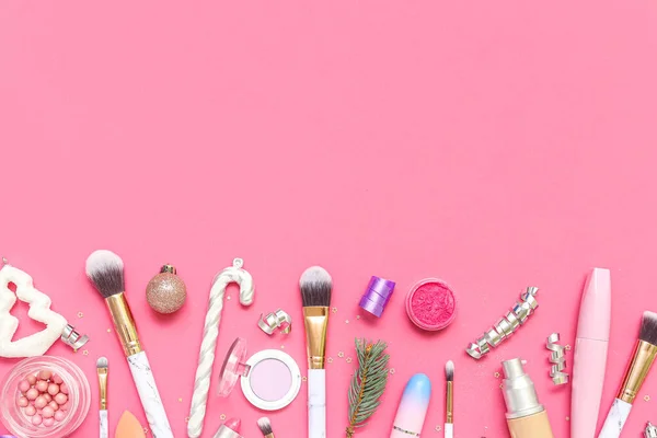 Produkty Makijażu Wystrojem Świątecznym Różowym Tle — Zdjęcie stockowe