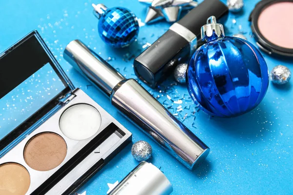 Produtos Maquiagem Com Bolas Natal Confete Fundo Azul Close — Fotografia de Stock