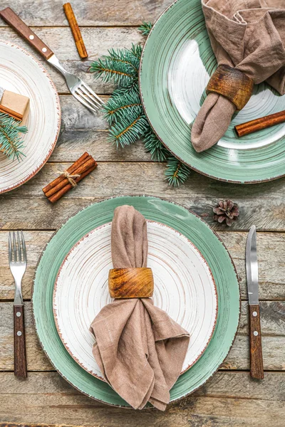Schöne Tischdekoration Mit Weihnachtszweigen Tannenzapfen Und Zimt Auf Holzgrund — Stockfoto
