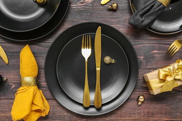 Beautiful Table Setting Black Plates Christmas Balls Gift Wooden Background — Stock Photo, Image