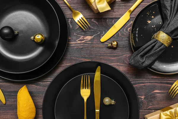 Beautiful Table Setting Black Plates Christmas Balls Wooden Background — Stock Photo, Image