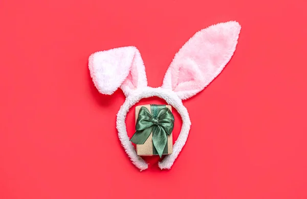 红底圣诞礼物的兔子耳朵 — 图库照片