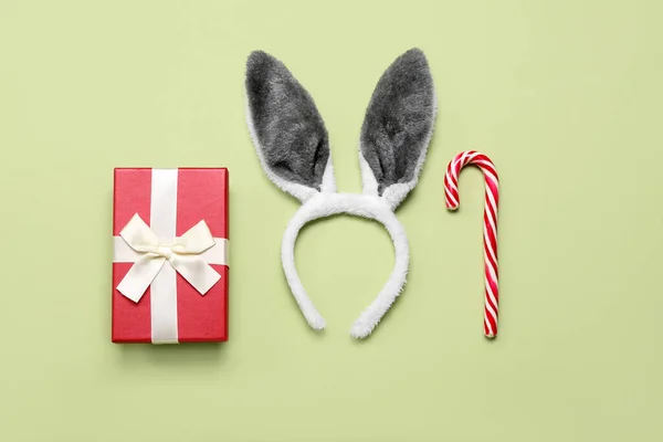 兔子耳朵 绿色背景的圣诞礼物和糖果手杖 — 图库照片