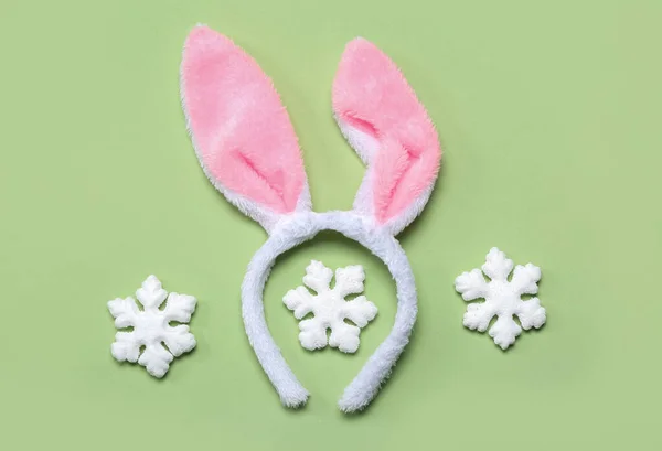 Bunny Αυτιά Νιφάδες Χιονιού Πράσινο Φόντο — Φωτογραφία Αρχείου