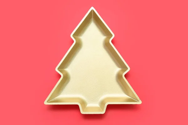 红底圣诞树形状的漂亮盘子 — 图库照片