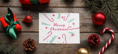 Tebrik kartı ve ahşap arka planda Merry Noelleri ve dekorasyonları