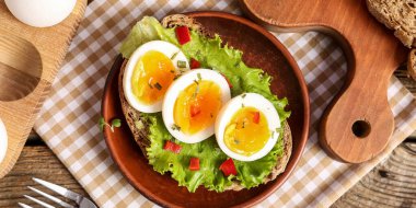 Ahşap masada nefis tost tabağı, üst manzara.