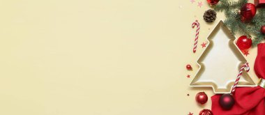 Açık arkaplanda dekorasyonu olan ve metin için alanı olan Noel ağacı şeklinde bir tabak