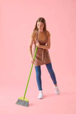 Pembe arka planda paspası olan genç bir kadın