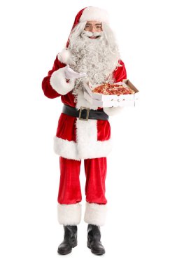 Noel Baba beyaz arka planda lezzetli pizzayla dolu bir kutu tutuyor.