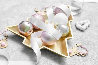 Arkaplanda dekor ve kurdele olan noel ağacı şeklinde plaka, yakın plan.