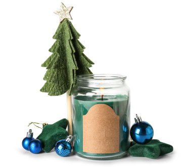 Noel ağacıyla yanan mum ve beyaz arka planda dekor