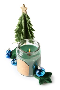 Noel ağacıyla yanan mum ve beyaz arka planda dekor