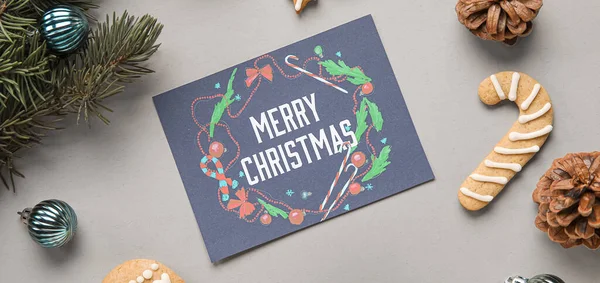 テキスト付きグリーティングカードメリークリスマスとグレーの背景に装飾 — ストック写真