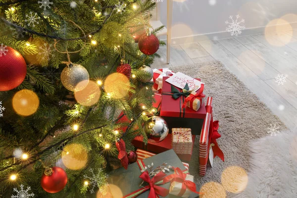 部屋のクリスマスツリーの下に多くの贈り物 — ストック写真